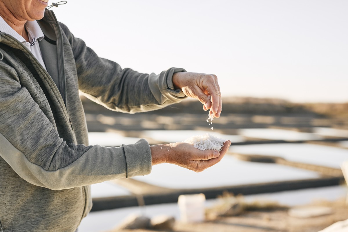 Marais salants de Guérande - paludier qui récolte le sel